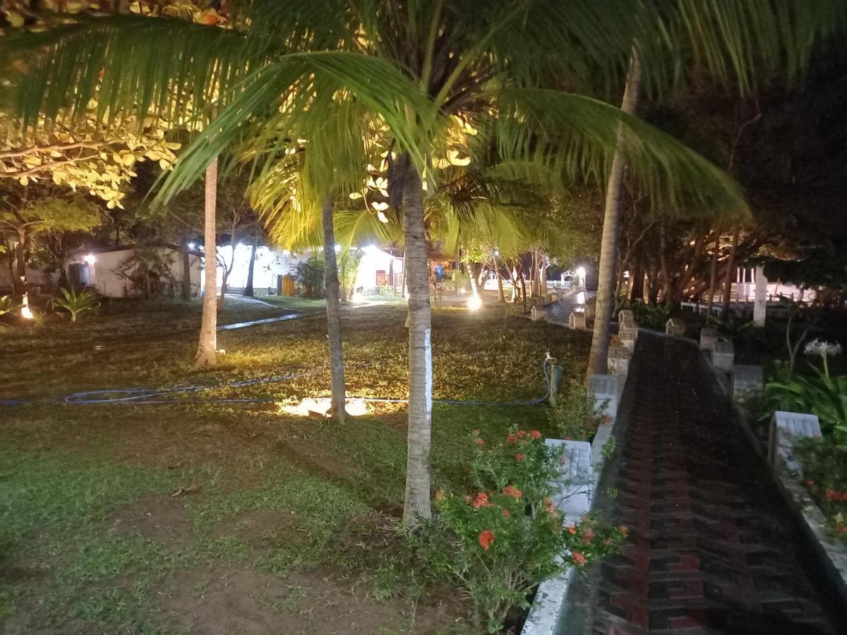Blue Sand Beach Resort Trincomalee Exterior foto